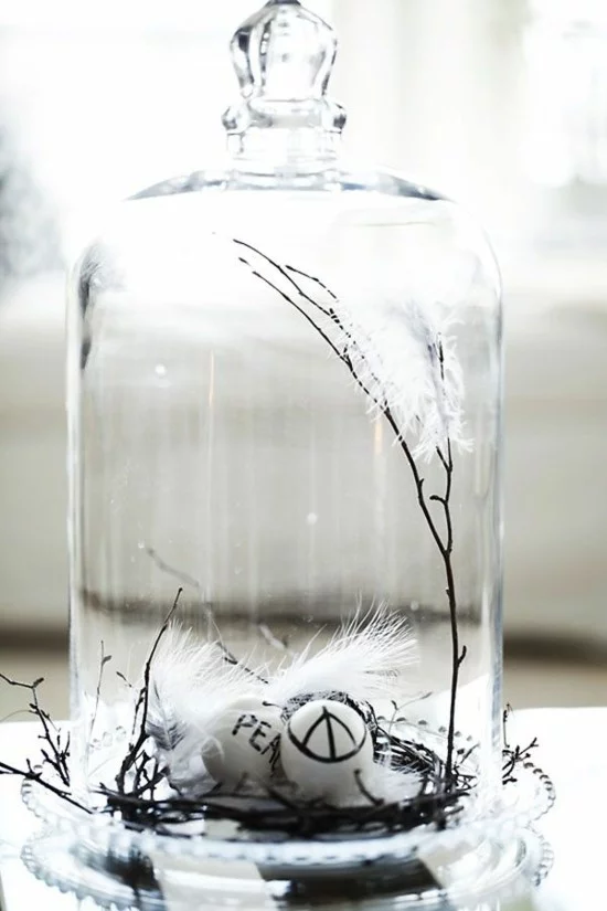 osterdeko ideen minimalistisch in glasglocke