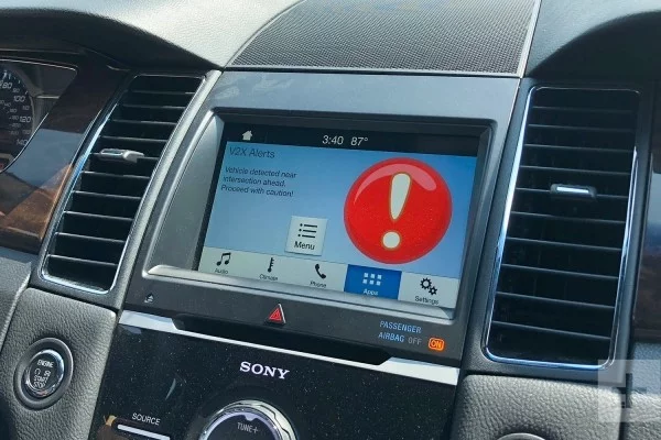 5G-kompatible Autos werden bald zur Realität und unsere Sicherheit verbessern warnung von anderen verkehrsteilnehmern