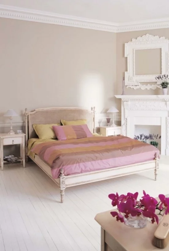 Minimalistisches Schlafzimmer Blumen als Farbtupfer positive Wirkung