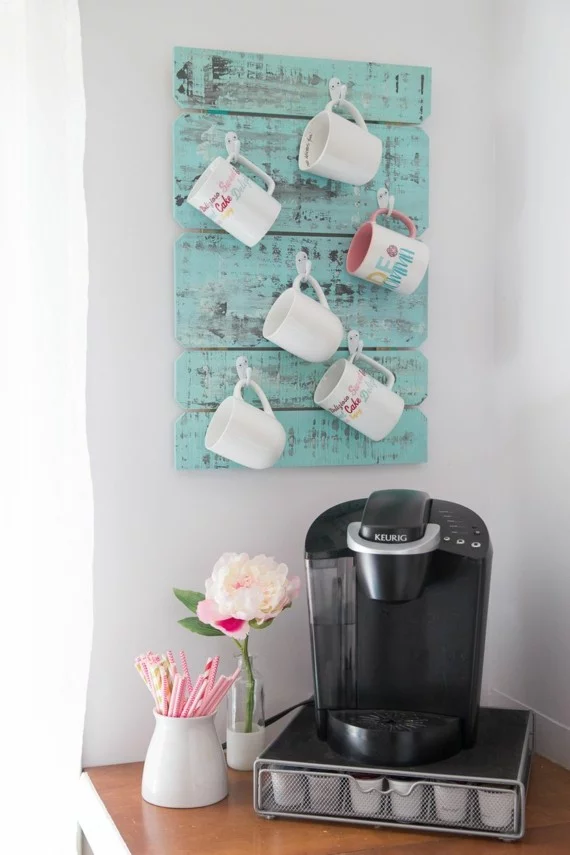 Muttertagsgeschenke basteln DIY Kaffeetassen Wandschrank