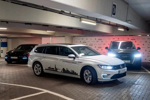 Volkswagen testet selbstfahrende Autos auf den Straßen von Hamburg autonomes parken und fahren