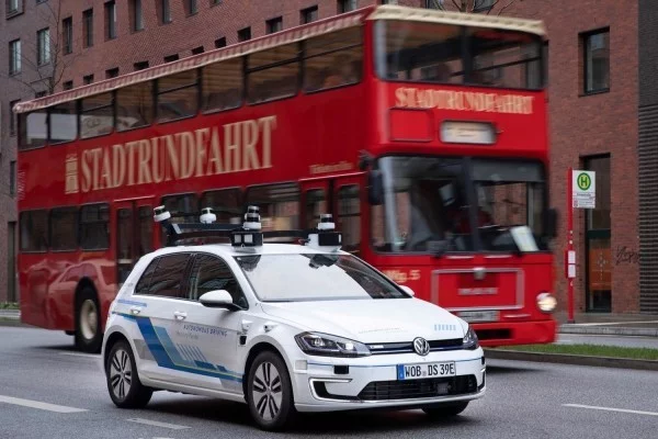 Volkswagen testet selbstfahrende Autos auf den Straßen von Hamburg selbstfahrende fahrzeuge auf den straßen