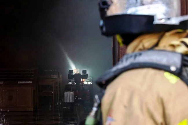 Zwei Drohnen und der Feuerwehrroboter Colossus halfen, das Notre Dame Feuer zu stoppen colossus roboter eingesetzt