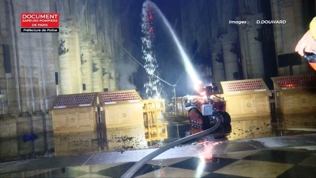 Zwei Drohnen und der Feuerwehrroboter Colossus halfen, das Notre Dame Feuer zu stoppen der roboter in aktion