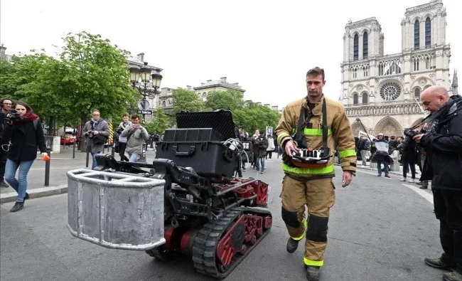 Zwei Drohnen und der Feuerwehrroboter Colossus halfen, das Notre Dame Feuer zu stoppen die arbeit vom colossus ist vorbei