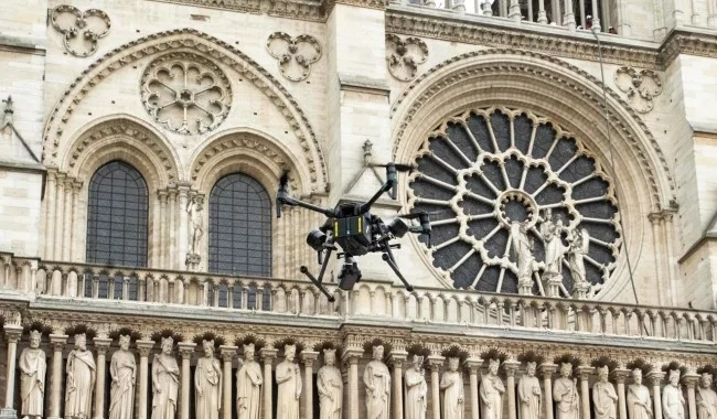 Zwei Drohnen und der Feuerwehrroboter Colossus halfen, das Notre Dame Feuer zu stoppen drohen zur hilfe gekommen