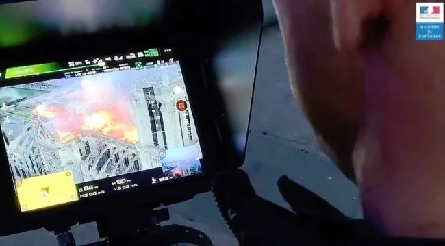 Zwei Drohnen und der Feuerwehrroboter Colossus halfen, das Notre Dame Feuer zu stoppen drohnen bild zur kontrolle