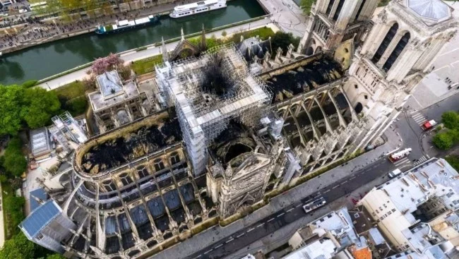 Zwei Drohnen und der Feuerwehrroboter Colossus halfen, das Notre Dame Feuer zu stoppen ein blick von oben auf die katedrale