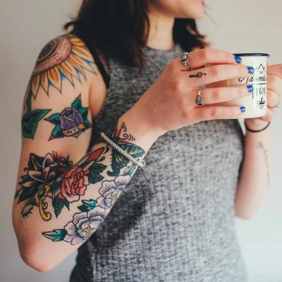 bunte schmetterlinge rosen sleeve tattoo ideen für frauen