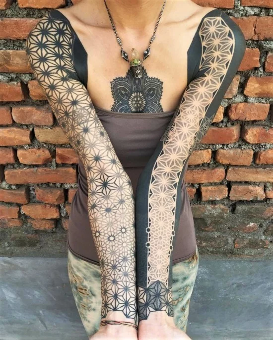 geometrische sleeve tattoo ideen für frauen