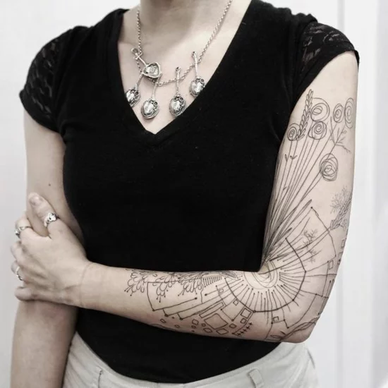 lineare grafische sleeve tattoo ideen für frauen