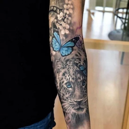schmetterling leopard sleeve tattoo ideen