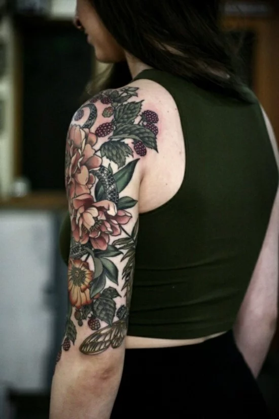 sleeve tattoo ideen für frauen botanical