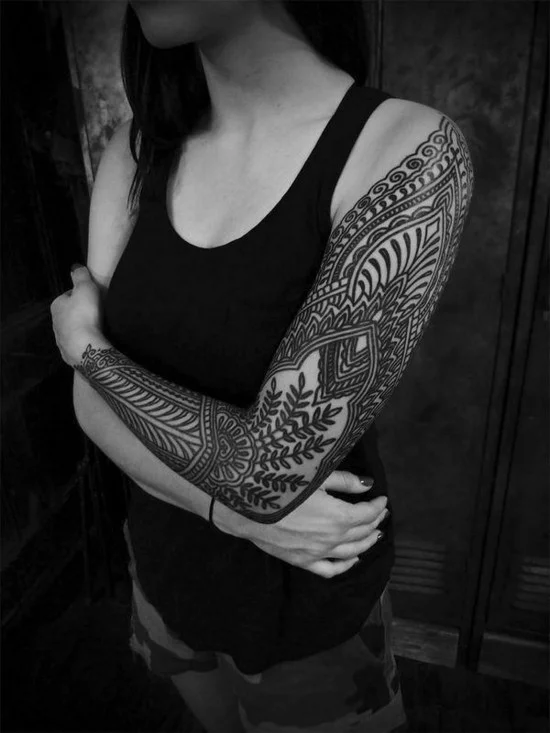sleeve tattoo ideen für frauen mehndi