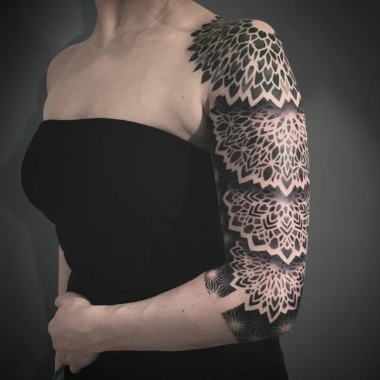 sleeve tattoo ideen für frauen ornamental