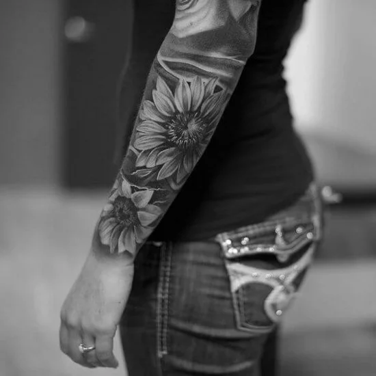 sonnenblumen blackwork sleeve tattoo ideen