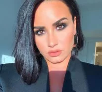 Demi Lovato’s Smokey Eyes Selfies und Tipps für dieses Make-Up