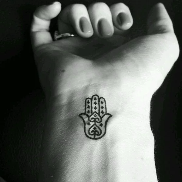 einfaches mini hamsa tattoo