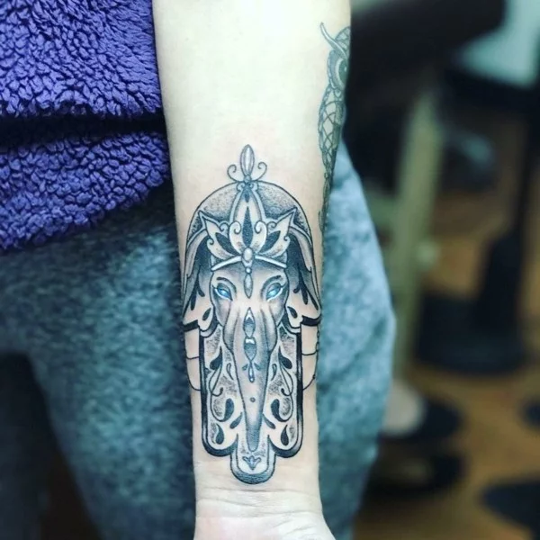 elefanten hamsa tattoo unterarm