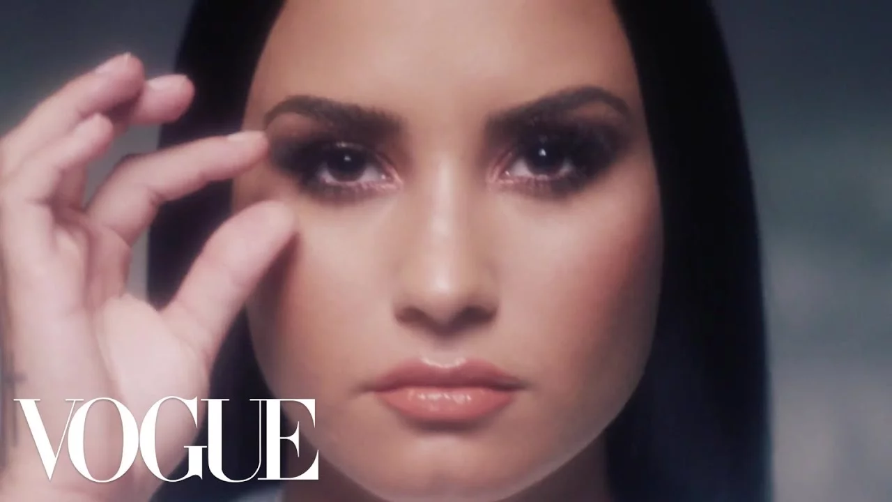erste seite vogue smoked eyes Demi Lovato 