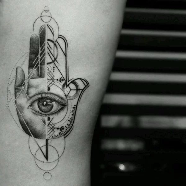 geometrisches hamsa tattoo