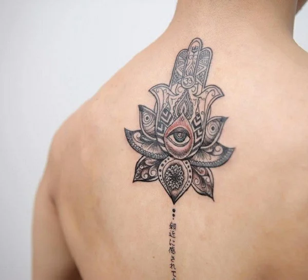hamsa tattoo mit auge am rücken