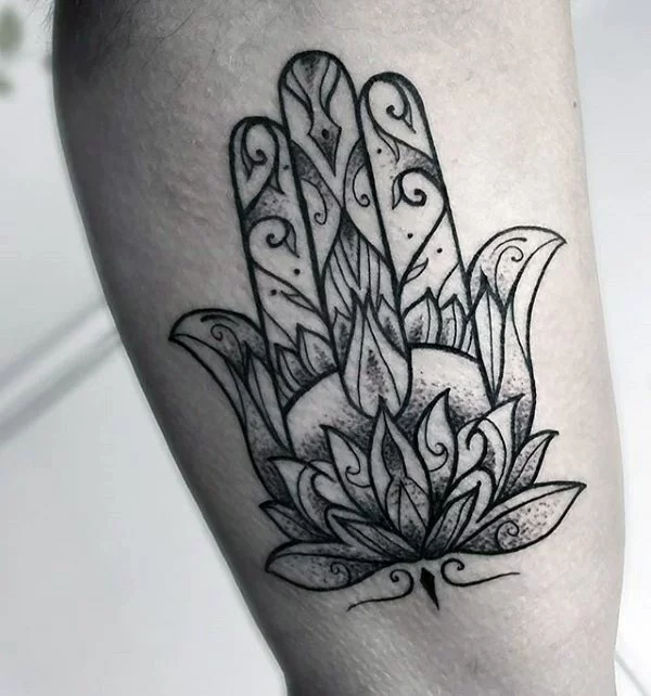 hamsa tattoo mit lotus blackwork