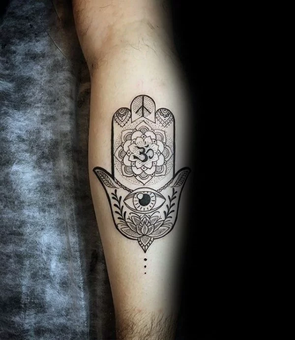 hamsa tattoo mit om symbol