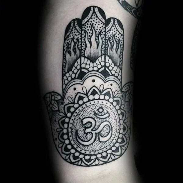 hamsa tattoo mit sanskrit symbol om