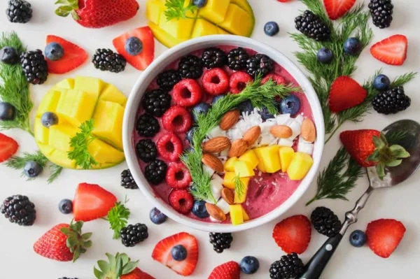 magnesiumhaltige lebensmittel gesundes frühstück obst und yoghurt