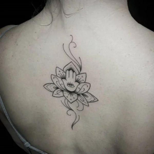 mini hamsa tattoo mit lotus rücken