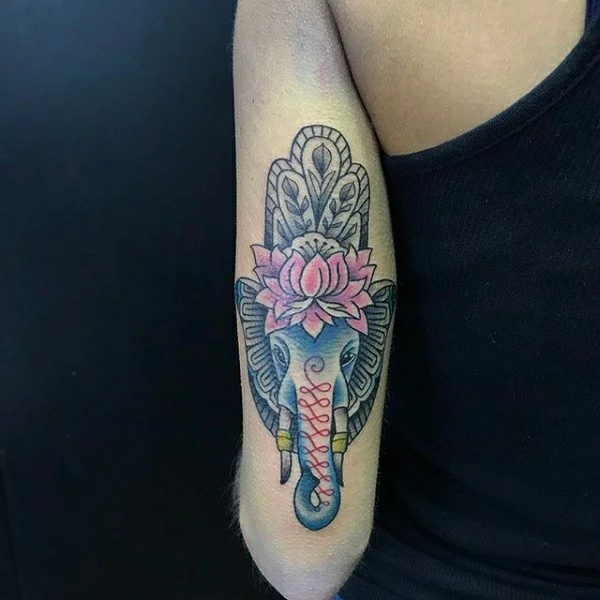 oberarm hamsa tattoo mit elefanten und lotus