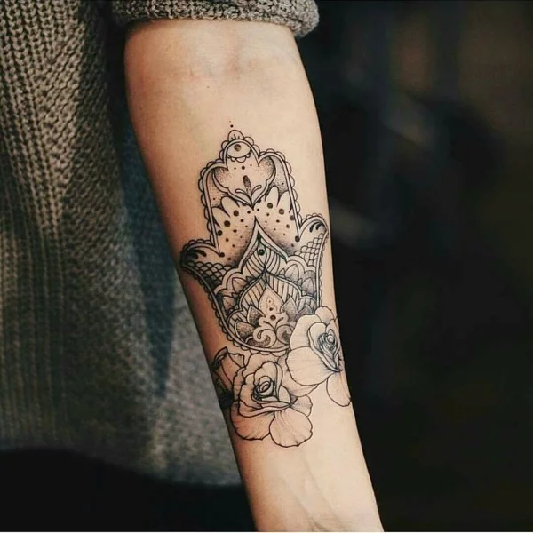 rosen hamsa tattoo unterarm