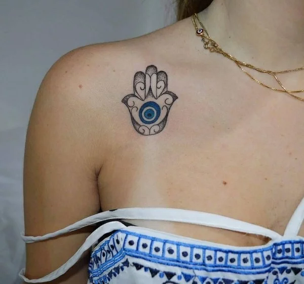 schulter hamsa tattoo mit blaum auge