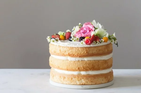 sommerlicher kuchen layer cake mit beeren und blüten