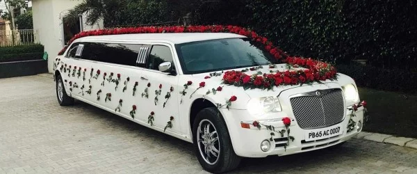 Autoschmuck Hochzeit rote Rosen