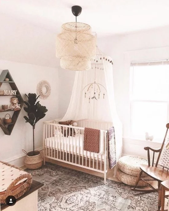 Babyzimmer Deko Ideen Boho Stil Bett mit Baldachin Holz Flechtmöbel sehr ansprechend und gemütlich