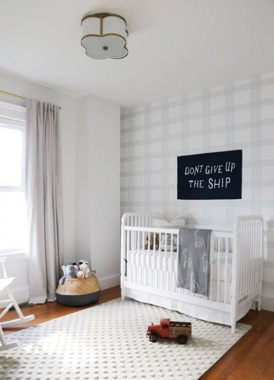 Babyzimmer Deko Ideen heller weiter Raum Bett wenig Deko stilvoll aussehend