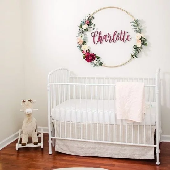 Babyzimmer Deko Ideen weißes Ambiente blumige Wanddeko über dem Bett Liebe Behaglichkeit ausstrahlen