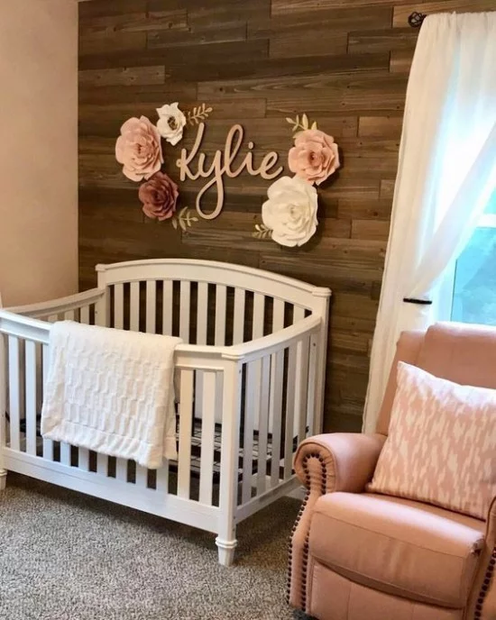 Babyzimmer Deko Ideen weißes Bett im Kontrast zu dunkler Holzwand florale Deko