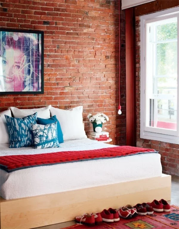 Backsteinwand im Schlafzimmer Rotbraun Originalfarbe alles andere weiß