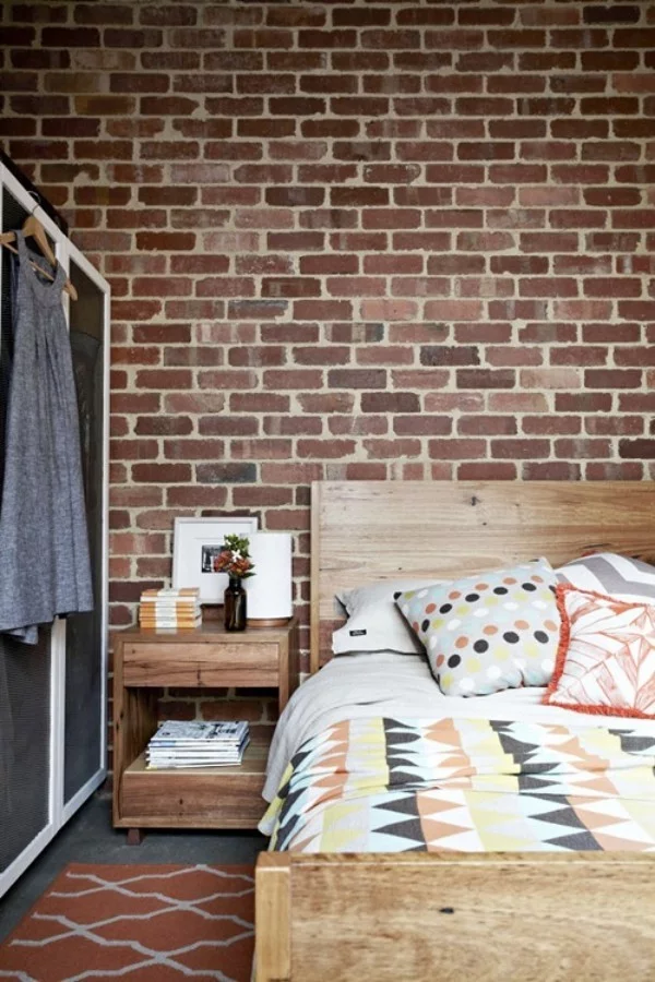 Backsteinwand im Schlafzimmer mit rustikalen Touches Bett Nachttisch aus Holz