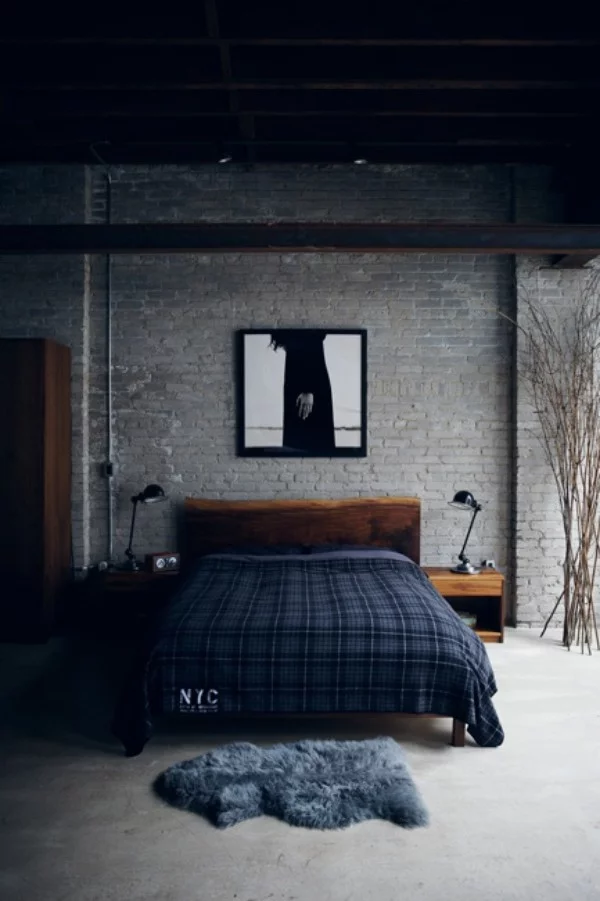 Backsteinwand im Schlafzimmer moderne Gestaltung in Grau und Dunkelblau sehr ansprechendes Ambiente