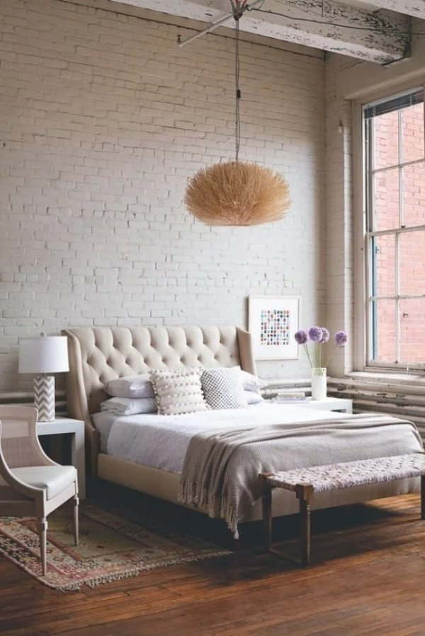Backsteinwand im Schlafzimmer moderne Gestaltung in weiß viel Licht sehr gemütlich