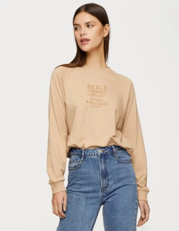 Der Damen Sweatshirt Trend bleibt auch 2019 stark beige und jeans retro modern