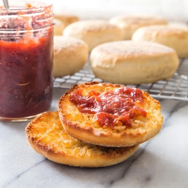 Englische Muffins selber backen Rezept mit Marmelade schmieren
