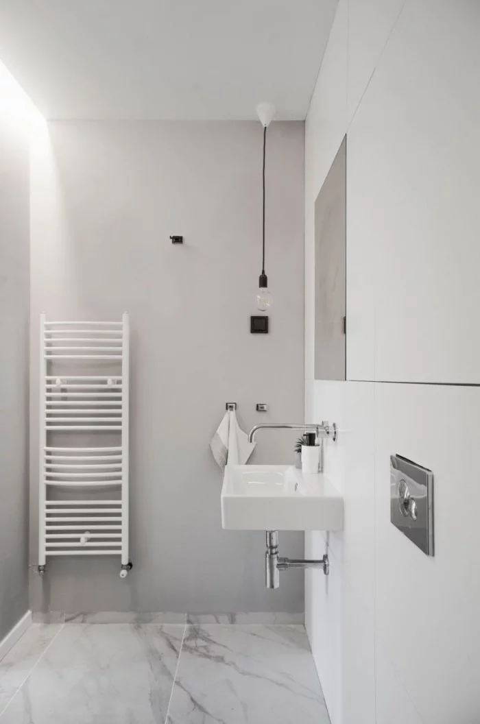 Kleines Apartment einrichten Bad in Weiß mit Boden aus grau-weißen Marmorplatten