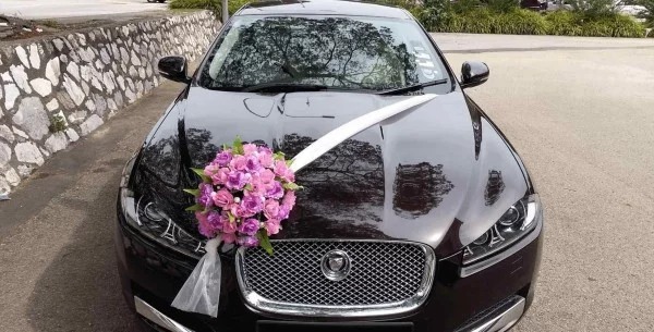 Lila Blumenstrauss Autoschmuck Hochzeit