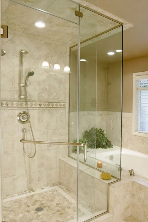 Marmor im Bad Marmorfliesen in beige Wanne Glaswand Dusche sehr ansprechendes Baddesign