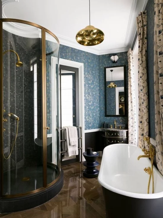 Pariser Chic im Bad Badewanne moderne Duschkabine dunkelblau hellblau goldene Akzente